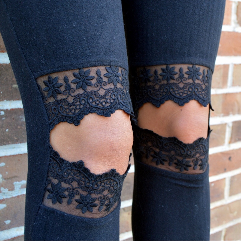 🎀New🎀 Lacey Romance Black Cut Out Knee Leggings - Picture 3 of 5